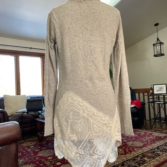 Mystree light gray sweater with lace bottom. - Picture 2 of 8